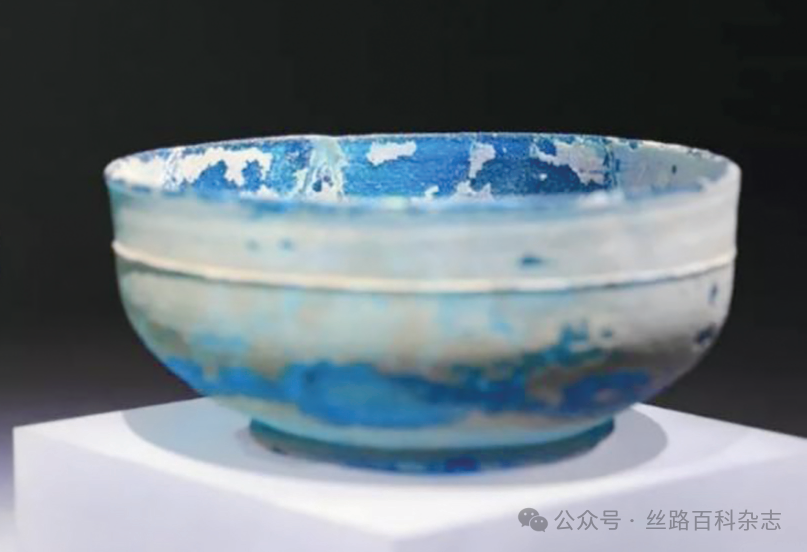 图一：蓝色玻璃碗.png