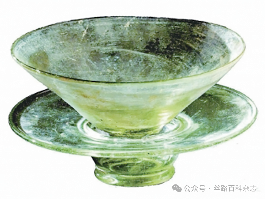 图三：淡黄色玻璃茶碗茶托.png