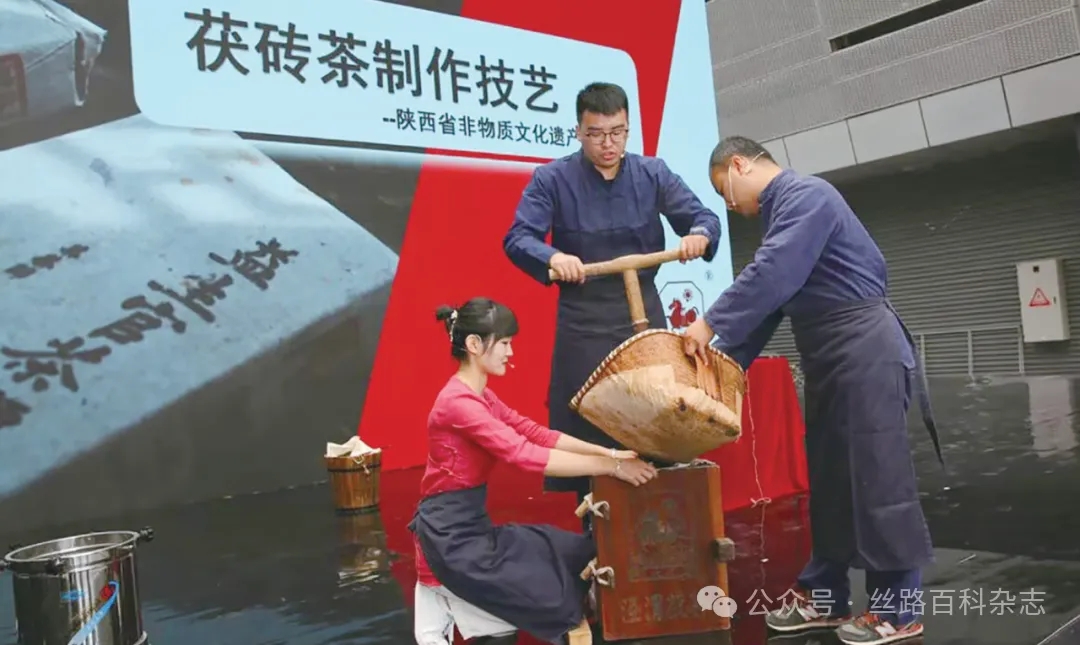 茯砖茶制作现场.webp.jpg