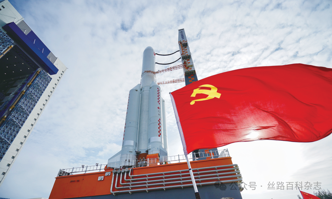 梦想实验舱与长征五号b火箭组合体垂直转运现场.png