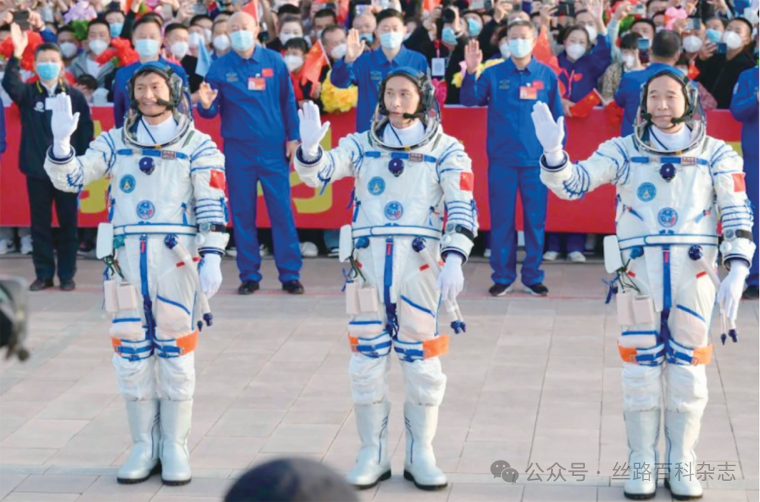 神州十六号航天员.png